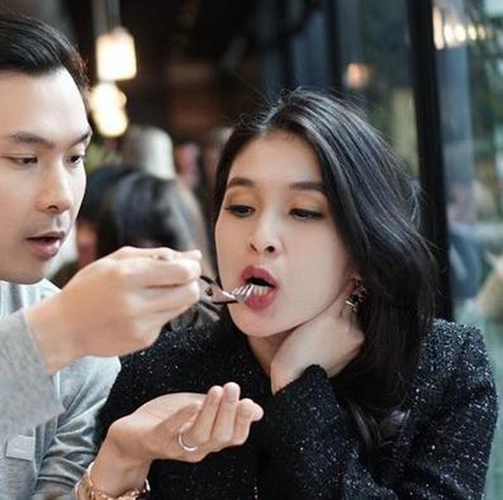 <p>Selama ini, Harvey Moeis memang jarang tersorot, Bunda. (Foto: Instagram @sandradewi88)<br /><br /><br /></p>