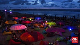 FOTO: Menyimak Keramaian Pantai Seminyak