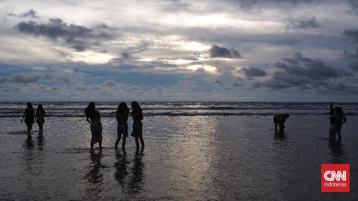 FOTO: Menyimak Keramaian Pantai Seminyak