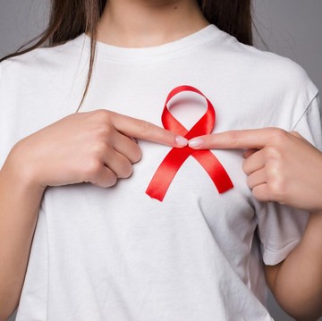 Benarkah Bisa Menular Melalui Sentuhan? Ini 4 Mitos dan Fakta Seputar HIV/AIDS yang Perlu Diluruskan