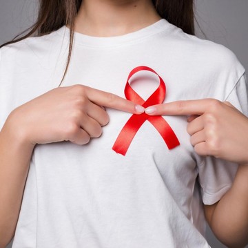 img-title Benarkah Bisa Menular Melalui Sentuhan? Ini 4 Mitos dan Fakta Seputar HIV/AIDS yang Perlu Diluruskan