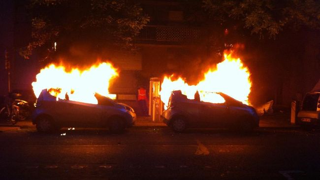 Warga Prancis membakar sebanyak 874 mobil saat merayakan malam pergantian tahun baru 2022 sebagai bagian dari tradisi lamanya.