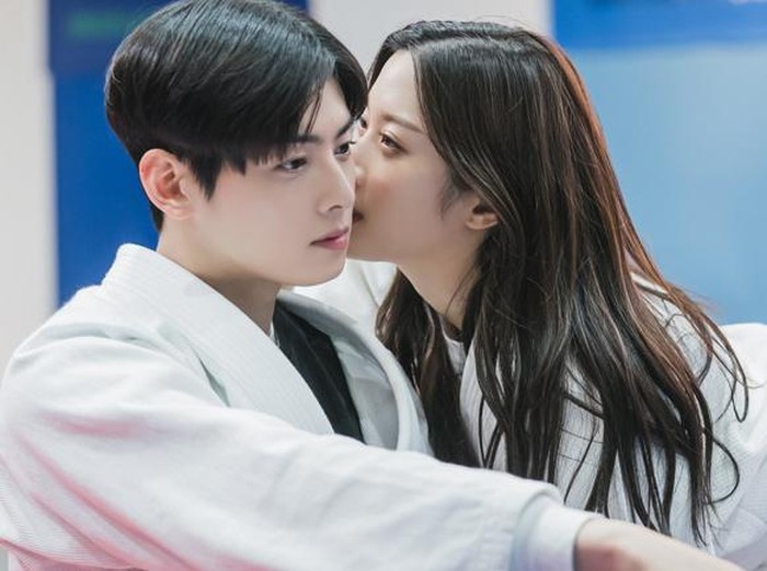 Moon Ga Young dan Cha Eun Woo di True Beauty