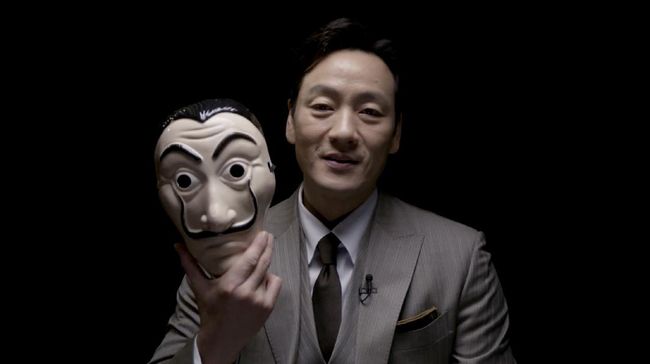 Money Heist versi Korea bakal tayang pada 2022. Jadwal itu diumumkan Park Hae-soo yang akan menjadi pemeran Berlin dalam Money Heist versi Korea.