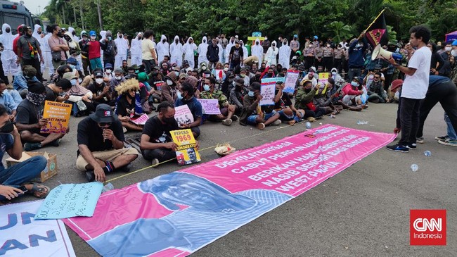 Front Rakyat Indonesia untuk West Papua (FRIWP) menggelar aksi perayaan 60 tahun deklarasi kemerdekaan Papua Barat di Patung Kuda, Jakarta.