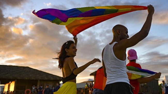 PKS mengecam pengibaran bendera simbol lesbian, gay, biseksual, dan transgender (LGBT) di Kedutaan Besar Inggris.