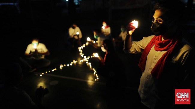 FOTO: Cahaya Temaram di Malam Renungan Hari AIDS Sedunia