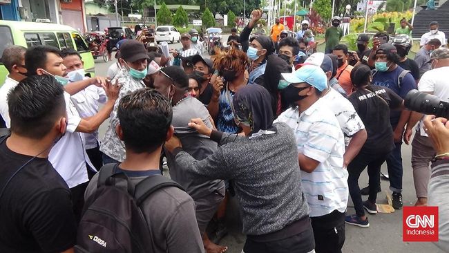 Demonstrasi hanya diizinkan selama satu jam, namun massa menolak hingga terjadi kericuhan dengan aparat di Ambon, Maluku.