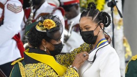 FOTO: Penobatan Rihanna Jadi Pahlawan Nasional Barbados