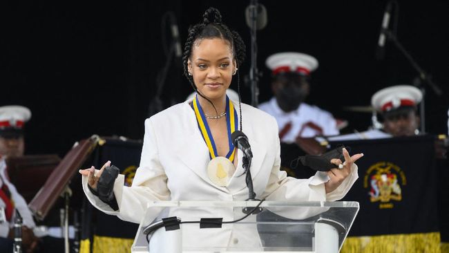 Rihanna tampak lelah menghadapi rumor dirinya hamil.