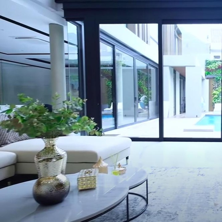 <p>Belum lama ini, Titi Kamal dan Christian Sugiono menyelesaikan pembangunan rumah baru mereka. Keduanya menunjukkan interior dan sudut rumah impian mereka, Bunda. (Foto: YouTube Titi dan Tian)</p>