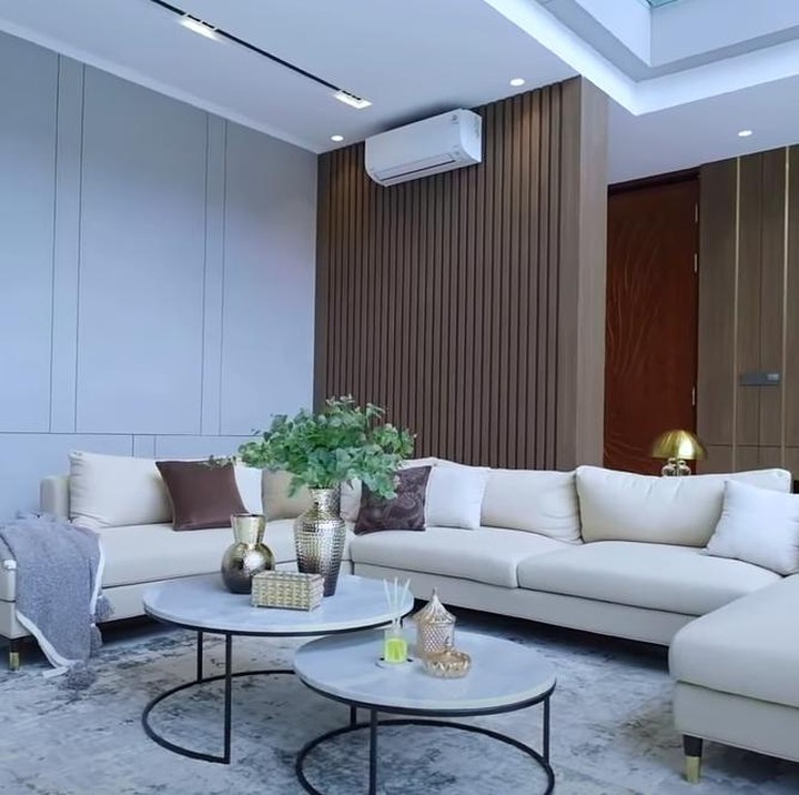 <p>Area ruang tamu terlihat begitu luas, desain interiornya juga modern plus pemandangan mengarah ke kolam renang. (Foto: YouTube Titi dan Tian)</p>