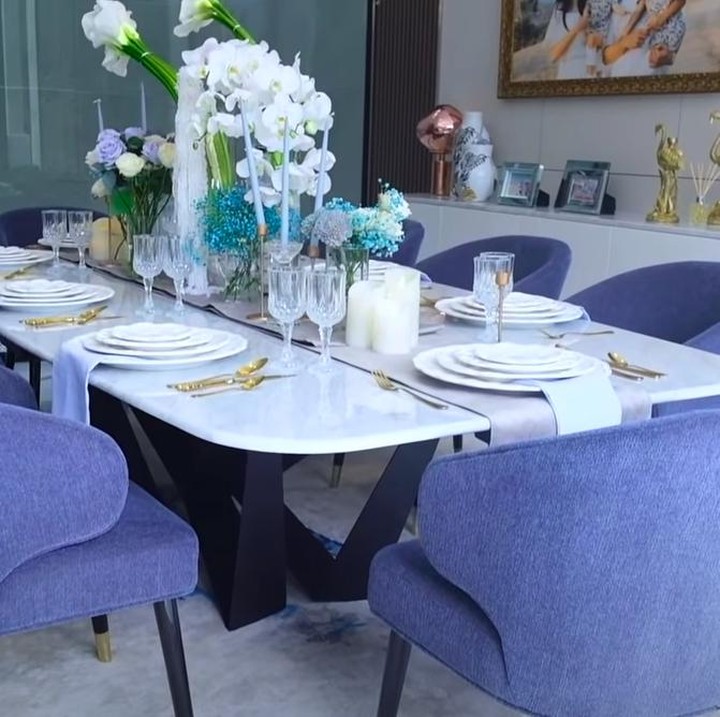 <p>Untuk area meja makan dibuat senyaman mungkin, Bunda. Cristian Sugiono sengaja memilih kursi makan yang nyaman karena dia juga menggunakan tempat ini untuk bersantai dan bekerja. (Foto: YouTube Titi dan Tian)</p>