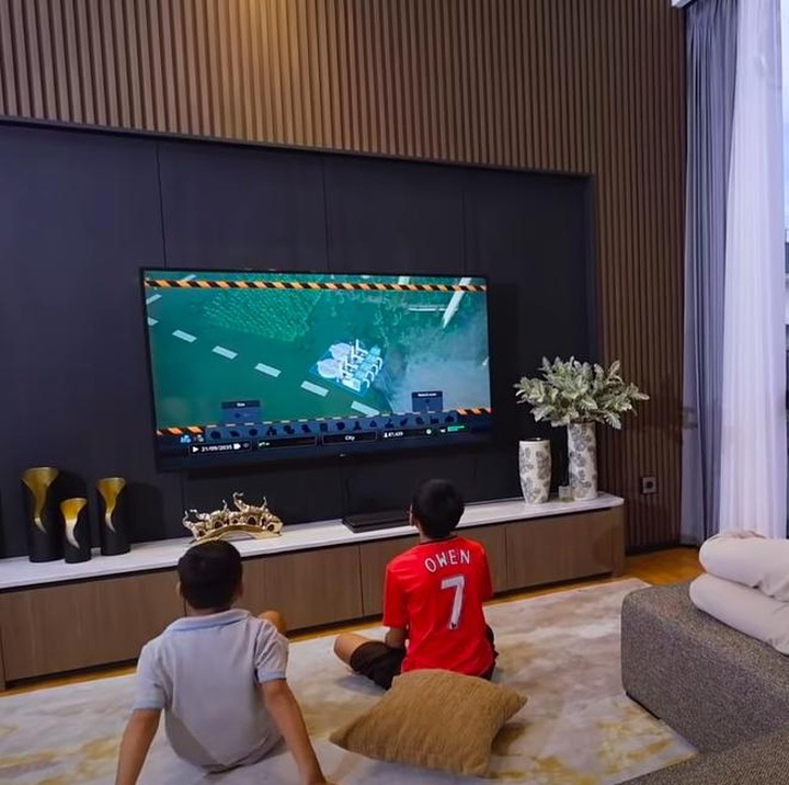 <p>Ruang keluarga terletak di lantai dua. Di sini, anak-anak Titi dan Christian Sugiono banyak menghabiskan waktu bersama. (Foto: YouTube Titi dan Tian)</p>