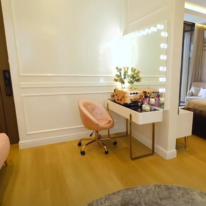 <p>Tak lupa, Titi Kamal juga membuat ruang make up atau <em>glam room</em> di rumah impiannya ini. Ruangan ini terhubung dengan kamar sang Bunda. (Foto: YouTube Titi dan Tian)</p>
