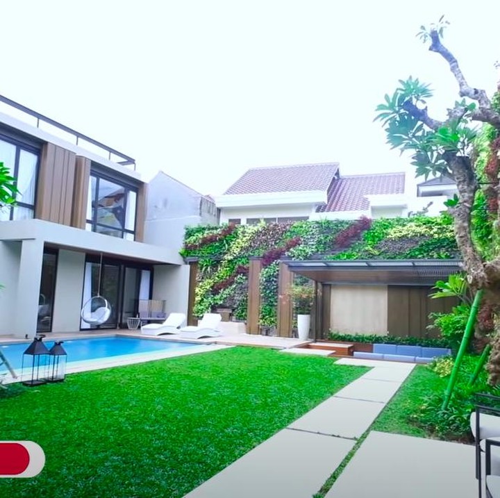 <p>Kamar Bunda Titi Kamal juga terhubung dengan kolam renang dan taman yang luas. Tamannya juga dibangun untuk aktivitas olahraga sang Bunda. Di sampingnya juga terdapat kolam renang. (Foto: YouTube Titi dan Tian)</p>