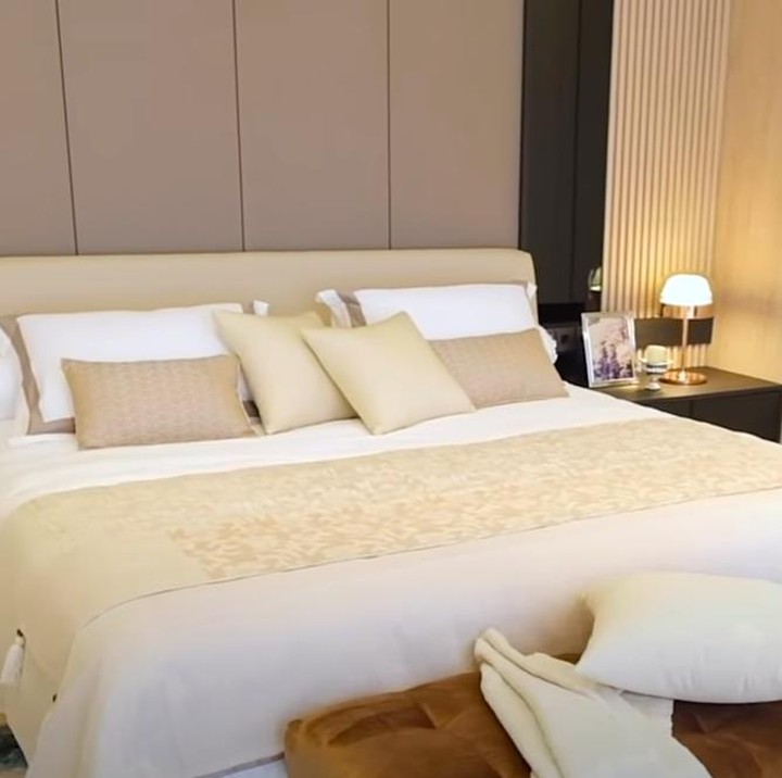 <p>Master bedroom terlihat didominasi dengan warna soft, Bunda. Terdapat banyak sudut penyimpanan sehingga kamar ini terlihat luas. (Foto: YouTube Titi dan Tian)</p>