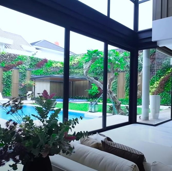 <p>Titi Kamal membangun rumah impian ini selama dua tahun, lho. Ia dan sang suami bekerja keras untuk mendesain rumah ini dengan detail. (Foto: YouTube Titi dan Tian)</p>