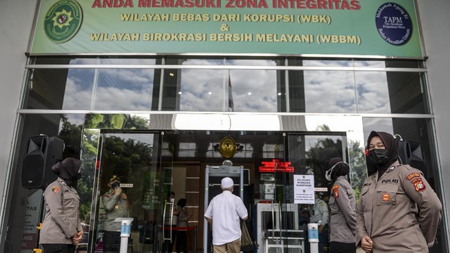 Ahli Forensik mengungkapkan isi percakapan ponsel yang menyeret nama Munarman, eks Sekretaris Umum FPI, dalam sidang dugaan tindak pidana terorisme.