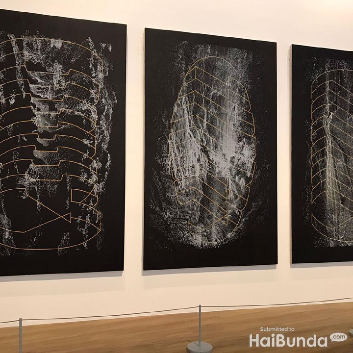 <p>Kalau mengunjungi Museum Macan, Bunda akan melihat spot foto tiga buah kanvas pesar warna hitam yang sangat estetik, nih. Karya ini dibuat oleh Genevieve Chua asal Singapura pada tahun 2016 lalu. (Foto: Dokumentasi Pribadi HaiBunda)</p>