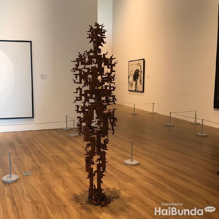 <p>Ada salah satu spot yang enggak kalah estetik nih, Bunda. Karya milik Antony GORMLEY ini disebut sebagai <em>Second Growth</em> atau pertumbuhan kedua. (Foto: Dokumentasi Pribadi HaiBunda)</p>