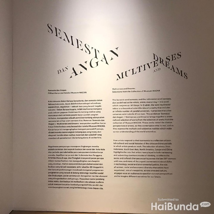 <p>Kalau Bunda suka sesuatu yang lebih simpel, ada sebuah karya tulis di dinding galeri berjudul <em>Semesta dan Angan</em> yang bisa Bunda jadikan spot berfoto. (Foto: Dokumentasi Pribadi HaiBunda)</p>