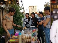 Tampan dan Kekar! Pelatih Fitness Ini Jualan Roti di Pinggir Jalan