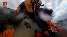 VIDEO: Momen Penyelamatan Pria Tua Dari Tengah Laut