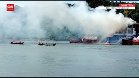 VIDEO: Momen Tim SAR Padamkan Api Kapal Kargo Bermuatan Pupuk