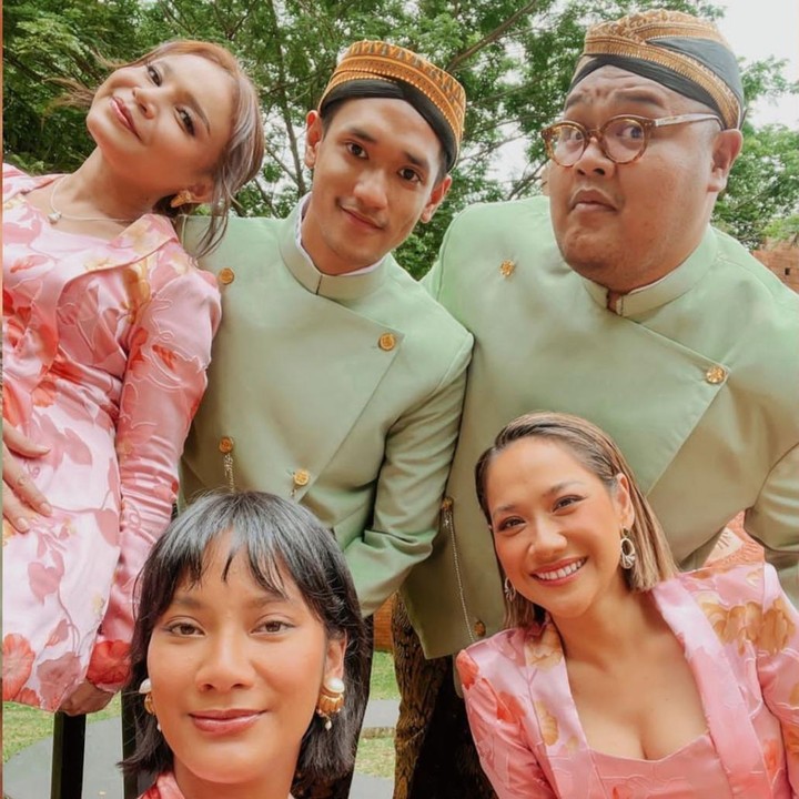 <p>Momen ini begitu spesial di mata Vidi Aldiano dan Sheila Dara. Selain dihadiri keluarga, para sahabatnya juga kompak datang. Mulai dari Rossa, BCL, Afgan, hingga Tara Basro. (Foto: Instagram Stories @rezachandika)</p>