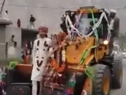 Anti Mainstream, Pasangan Pengantin Viral karena Diarak Pakai Bulldozer