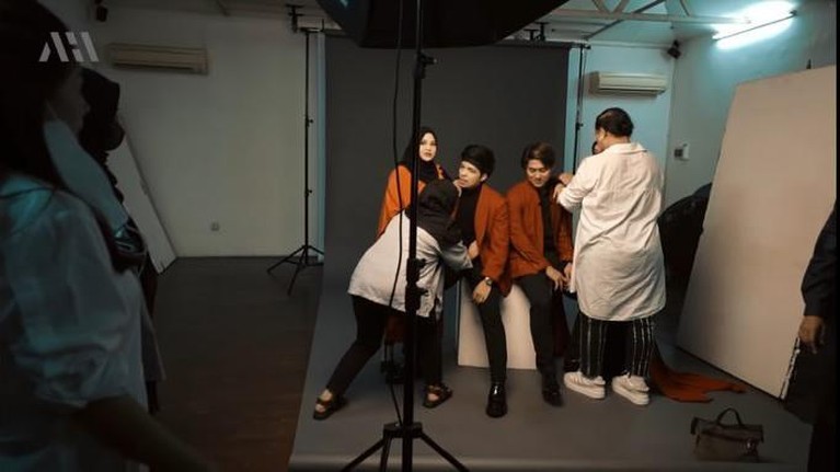 6 Maternity Shoot Duo Bumil Aurel Hermansyah dan Lesti Kejora Bareng Suami Aurel Hermansyah dan Lesti Kejora melakukan sesi pemotretan maternity ditemani para suami. Yuk intip potretnya!