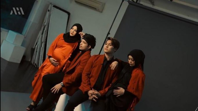 6 Maternity Shoot Duo Bumil Aurel Hermansyah dan Lesti Kejora Bareng Suami Aurel Hermansyah dan Lesti Kejora melakukan sesi pemotretan maternity ditemani para suami. Yuk intip potretnya!