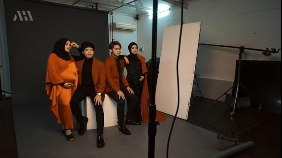 Aurel Hermansyah dan Lesti Kejora melakukan sesi pemotretan maternity ditemani para suami&period; Yuk intip potretnya&excl;