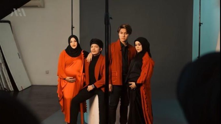Aurel Hermansyah dan Lesti Kejora melakukan sesi pemotretan maternity ditemani para suami. Yuk intip potretnya!