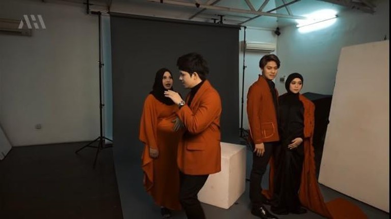 6 Maternity Shoot Duo Bumil Aurel Hermansyah dan Lesti Kejora Bareng Suami Aurel Hermansyah dan Lesti Kejora melakukan sesi pemotretan maternity ditemani para suami. Yuk intip potretnya!