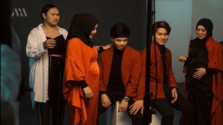 6 Maternity Shoot Duo Bumil Aurel Hermansyah dan Lesti Kejora Bareng Suami Aurel Hermansyah dan Lesti Kejora melakukan sesi pemotretan maternity ditemani para suami. Yuk intip potretnya!
