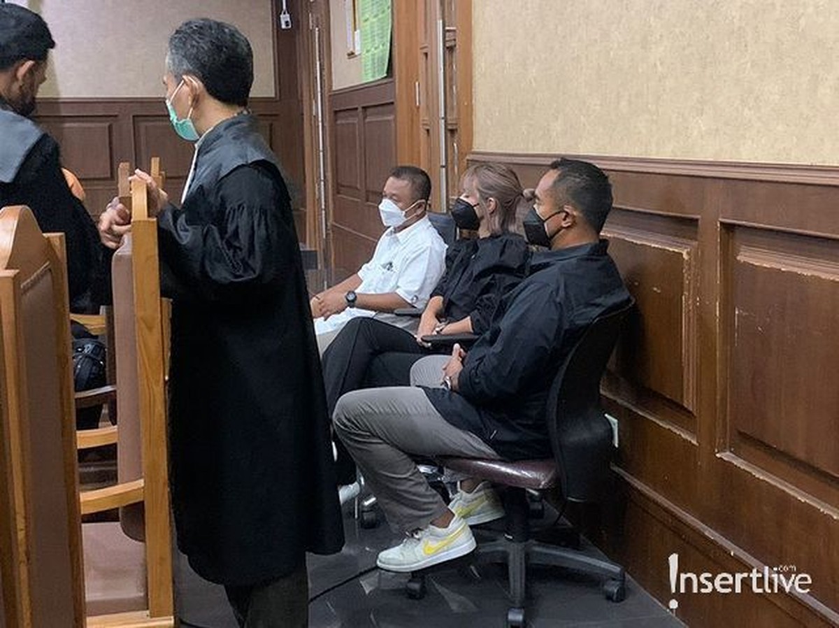 Nia Ramadhani dan Ardi Bakrie menghadiri sidang perdana kasus narkoba hari ini &lpar;2&sol;12&rpar; penampilannya disorot&period; Yuk intip&excl;