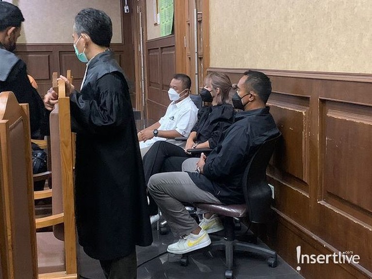 6 Penampilan Nia Ramadhani & Ardi Bakrie Jalani Sidang Perdana Jadi Sorotan Nia Ramadhani dan Ardi Bakrie menghadiri sidang perdana kasus narkoba hari ini (2/12) penampilannya disorot. Yuk intip!