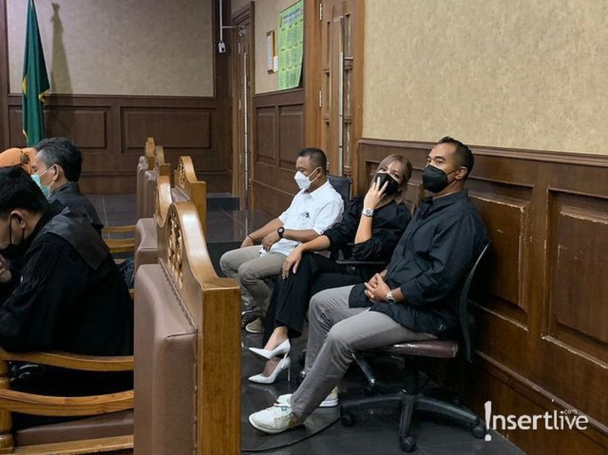 Nia Ramadhani dan Ardi Bakrie menghadiri sidang perdana kasus narkoba hari ini &lpar;2&sol;12&rpar; penampilannya disorot&period; Yuk intip&excl;