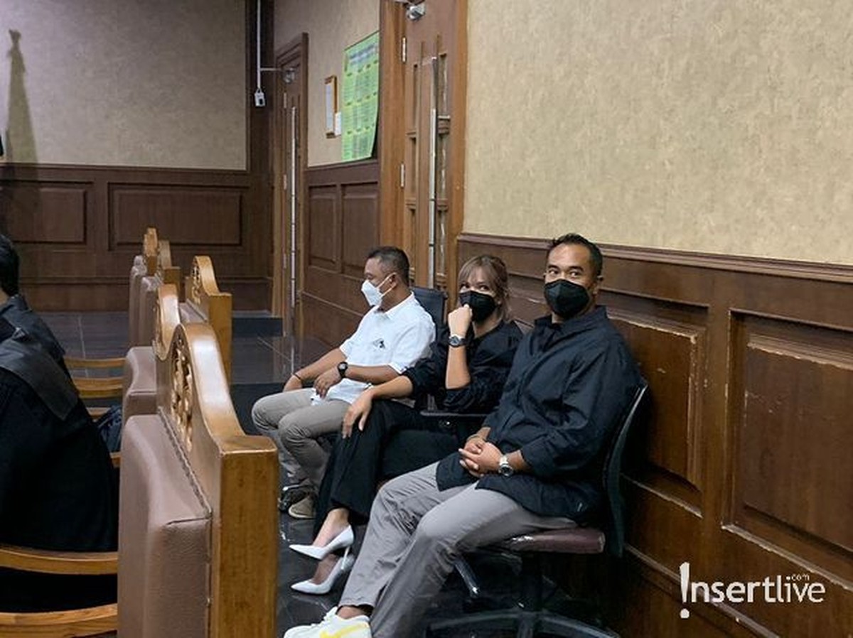 Nia Ramadhani dan Ardi Bakrie menghadiri sidang perdana kasus narkoba hari ini &lpar;2&sol;12&rpar; penampilannya disorot&period; Yuk intip&excl;