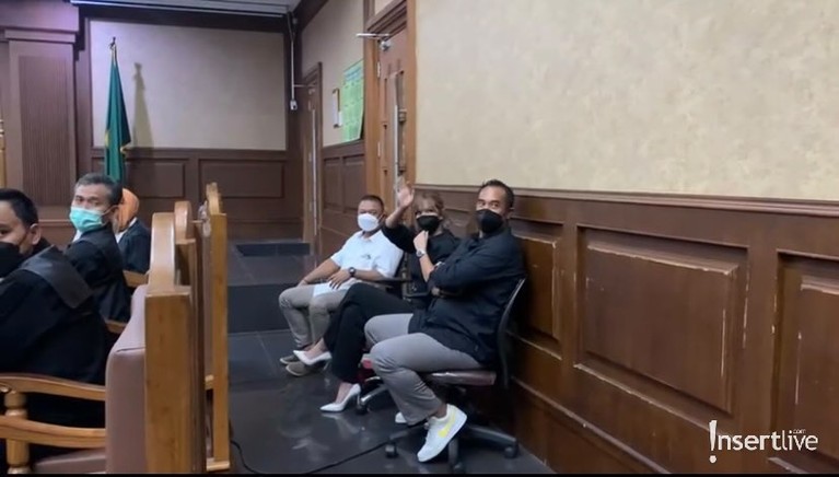6 Penampilan Nia Ramadhani & Ardi Bakrie Jalani Sidang Perdana Jadi Sorotan Nia Ramadhani dan Ardi Bakrie menghadiri sidang perdana kasus narkoba hari ini (2/12) penampilannya disorot. Yuk intip!
