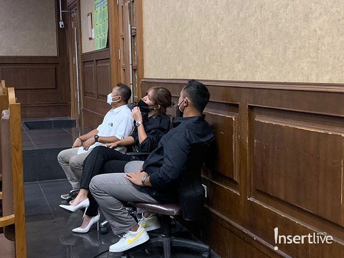 Nia Ramadhani dan Ardi Bakrie menghadiri sidang perdana kasus narkoba hari ini &lpar;2&sol;12&rpar; penampilannya disorot&period; Yuk intip&excl;