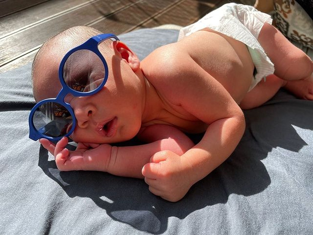 Baby Rayyanza anak kedua Raffi Ahmad dan Nagita Slavina tengah menjadi sorotan&period; Yuk intip potret gemasnya saat berjemur&excl;