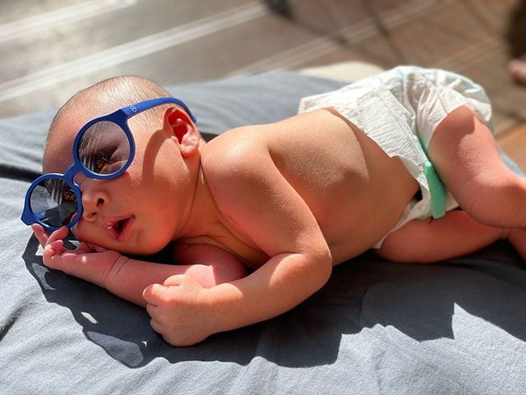 6 Potret Baby Rayyanza Berjemur Pakai Kacamata Biru, Lucu & Gemas Baby Rayyanza anak kedua Raffi Ahmad dan Nagita Slavina tengah menjadi sorotan. Yuk intip potret gemasnya saat berjemur!