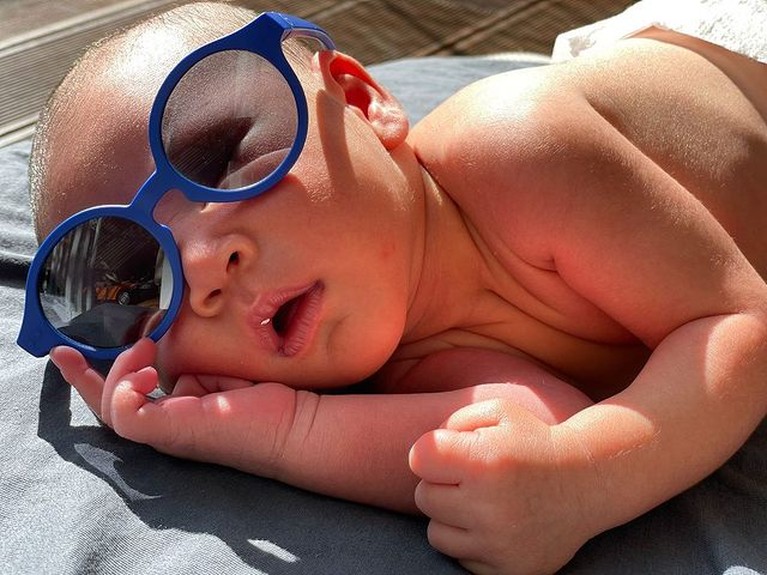 6 Potret Baby Rayyanza Berjemur Pakai Kacamata Biru, Lucu & Gemas Baby Rayyanza anak kedua Raffi Ahmad dan Nagita Slavina tengah menjadi sorotan. Yuk intip potret gemasnya saat berjemur!