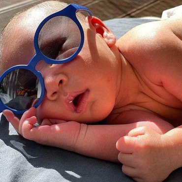 6 Potret Gemas Baby Rayyanza Saat Berjemur Pakai Kacamata Biru