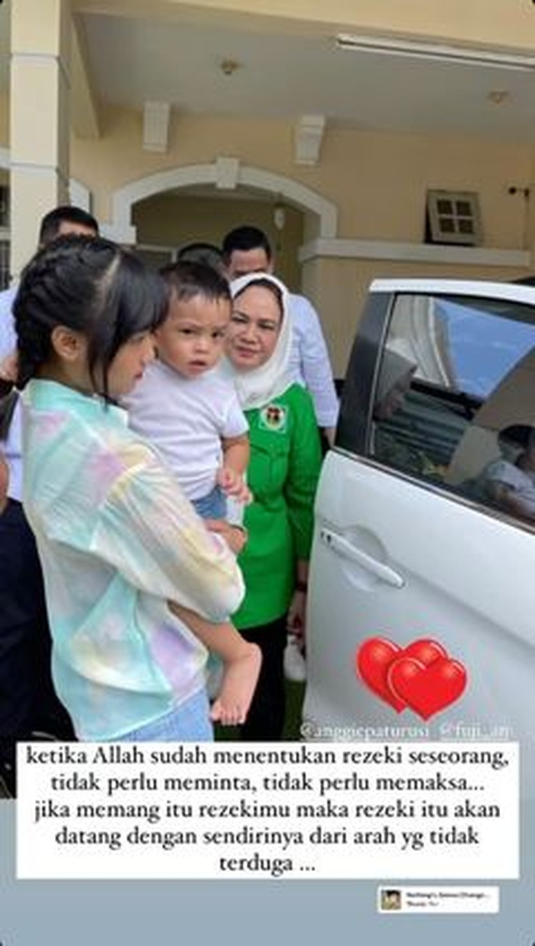 7 Momen Fuji Dapat Hadiah Mobil dari Sahabat Vanessa karena Tulus Rawat Gala Fuji baru-baru ini mendapat hadiah mobil dari sahabat Vanessa karena ia tulus merawat Gala. Yuk intip momennya!