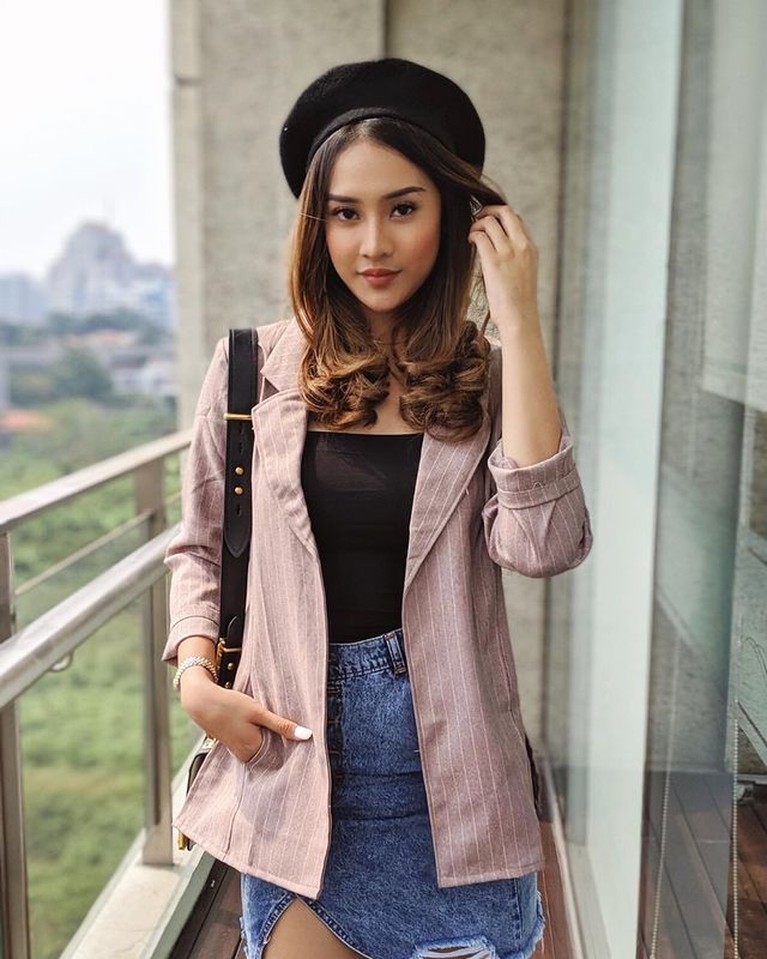 7 Potret Style Anya Geraldine Pamer Body Goals Anya Geraldine sedang menjadi sorotan publik karena perannya di serial web mirip aktris Korea Han Seo Hee. Yuk intip styelnya!