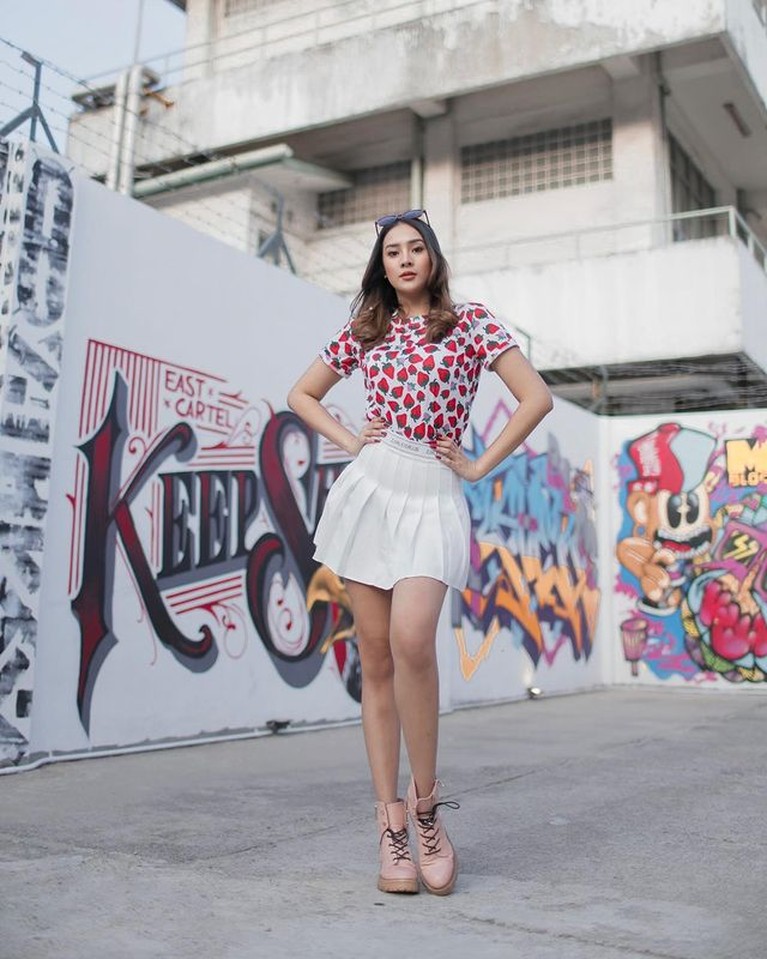 Anya Geraldine sedang menjadi sorotan publik karena perannya di serial web mirip aktris Korea Han Seo Hee. Yuk intip styelnya!